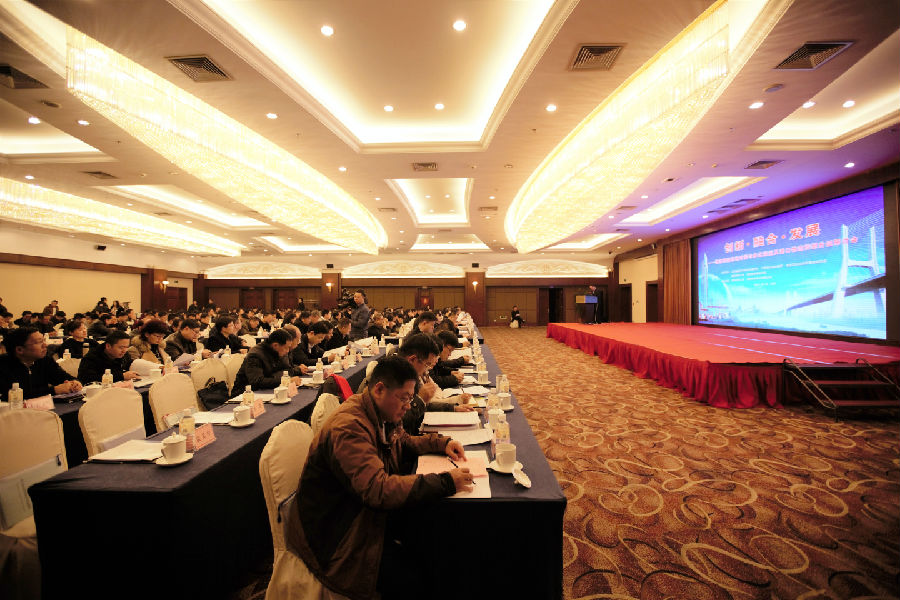 第十三届南京都市圈发展论坛:“创新•融合•发展——物流供需高效对接与多式联运及港口物流转型升级研讨会”.jpg