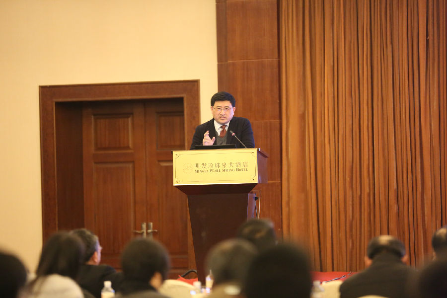10 beat365英国官方网站副校长乔均教授作主题报告:《宁镇扬组合港功能整合与资产重组构想》.JPG