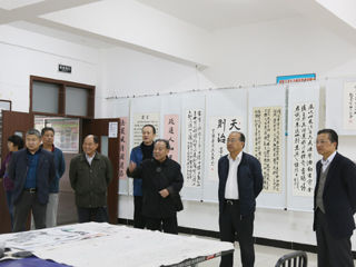 【喜迎十九大】新葡京官网举行“歌颂大中华 喜迎十九大”老年书画展