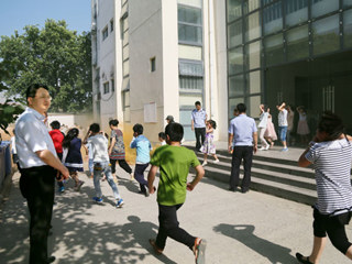 新葡京官网附小开展防震抗灾应急疏散安全演练