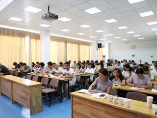 学校举行第十八期教工及研究生入党积极分子培训班开学典礼