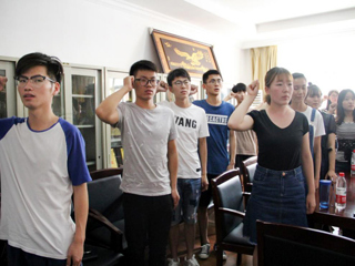 教育学院举行新党员入党宣誓仪式