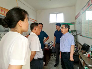 校长陈士夫一行看望新葡京官网驻村扶贫工作队