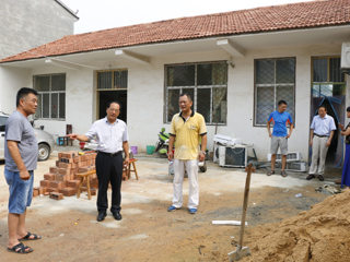 校党委书记王磊一行看望慰问新葡京官网驻毛雷庄村扶贫工作队干部