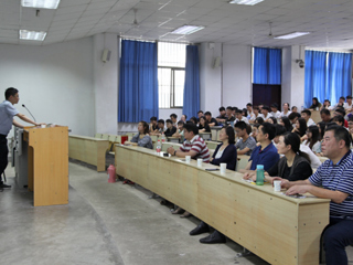 上海音乐学院博士后余亚飞应邀来新葡京官网讲学