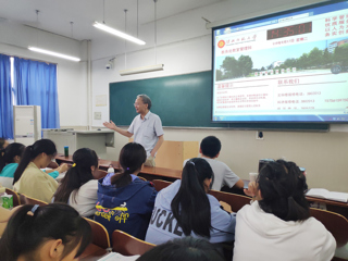 安徽省教育科学研究院教研员钟能政老师来新葡京官网作专题讲座