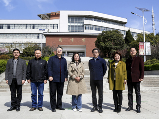 校长姚佐文与新葡京官网优秀校友、全国优秀特岗教师刘满婷会面