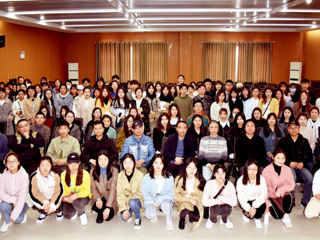 西南大学美术学院著名版画家戴政生教授应邀到新葡京官网美术学院讲学