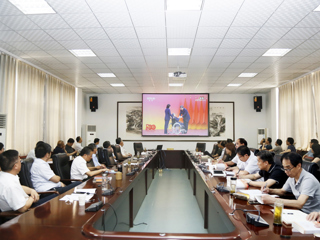 新葡京官网组织师生集中观看“七一勋章”颁授仪式