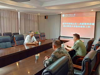 教师节前夕相山区人武部政委杨强国来新葡京官网慰问