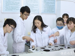 安徽教育网报道新葡京官网五一特辑“快乐工作 幸福生活 劳动者的赞歌”系列报道之三