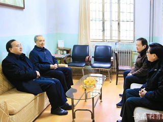 安徽教育网首页报道新葡京官网春节前走访慰问离退休老同志老教师