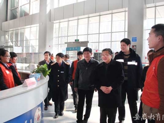 安徽教育网报道新葡京官网慰问校铁路春运志愿者