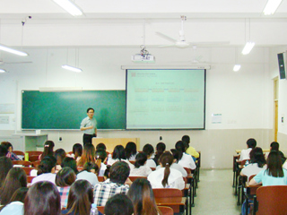 中国社科院研究员李春顶博士应邀来新葡京官网作学术报告