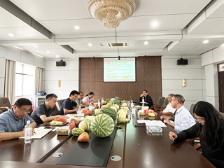 校党委书记毕明福到新葡京官网西瓜甜瓜育种基地和“科技小院”实地考察调研
